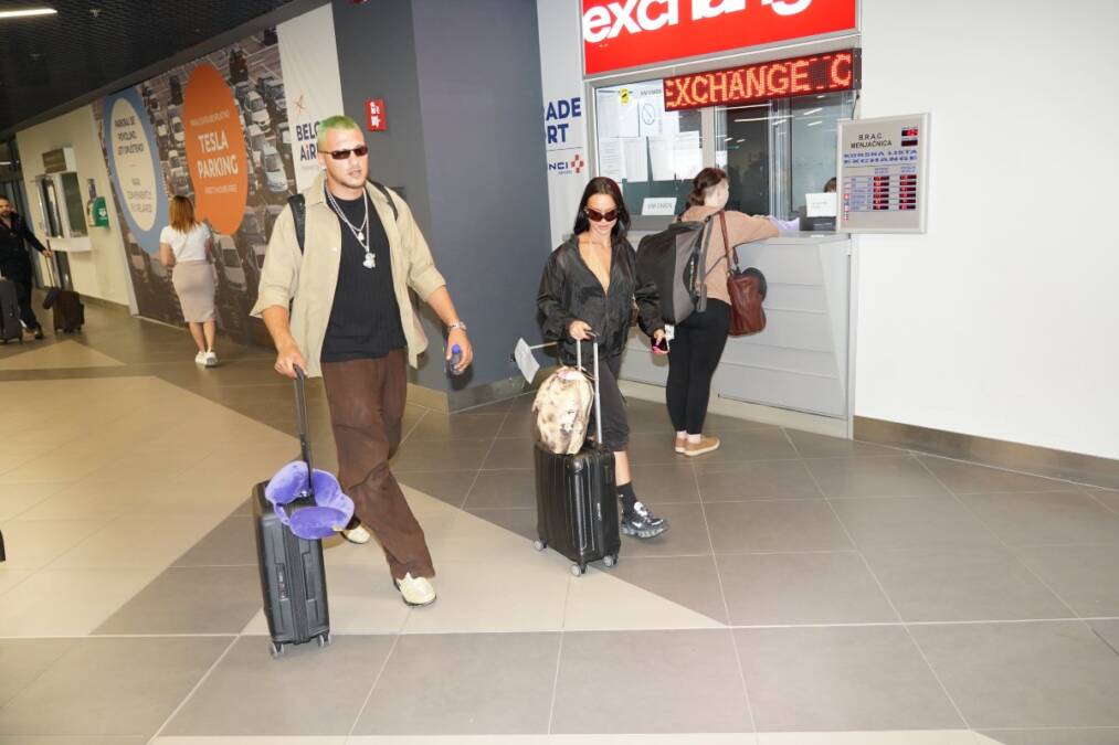 Ćerka pevača ima milione, a i dalje vozi auto od 3.500 €: Živi u nekoliko vila, a o slavnim roditeljima retko priča