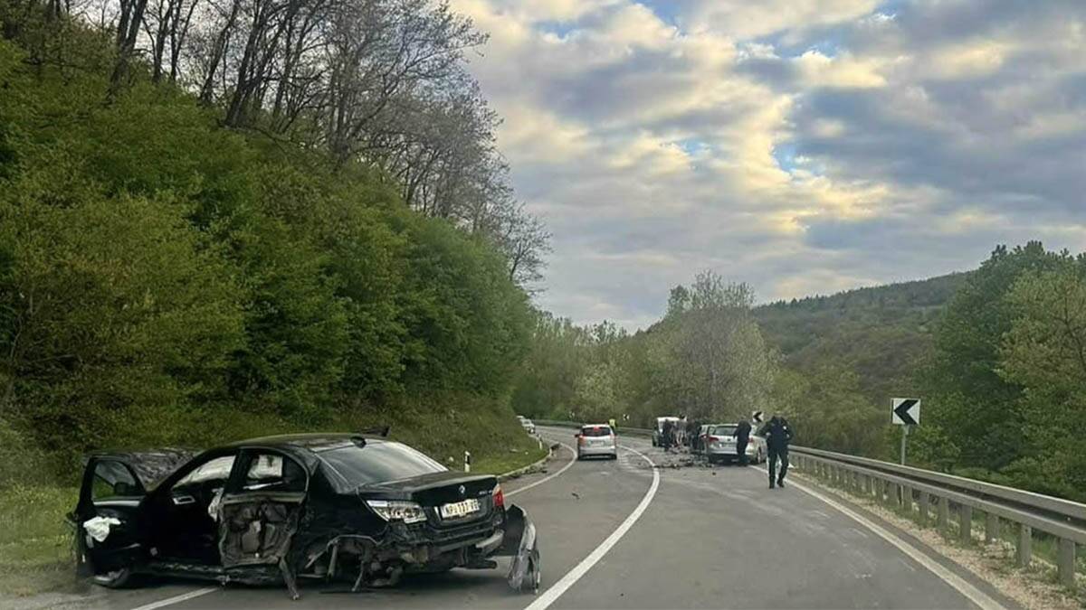 Žestok sudar kod Novog Pazara, jezive scene sa mesta nesreće: "BMW" uništen, ostao bez točkova (Foto)