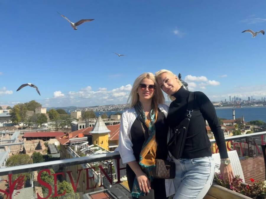 Došli da prepoznaju telo naše pevačice, a umalo je živu sahranili: Baba primetila strašnu grešku, vikala "dete je živo"