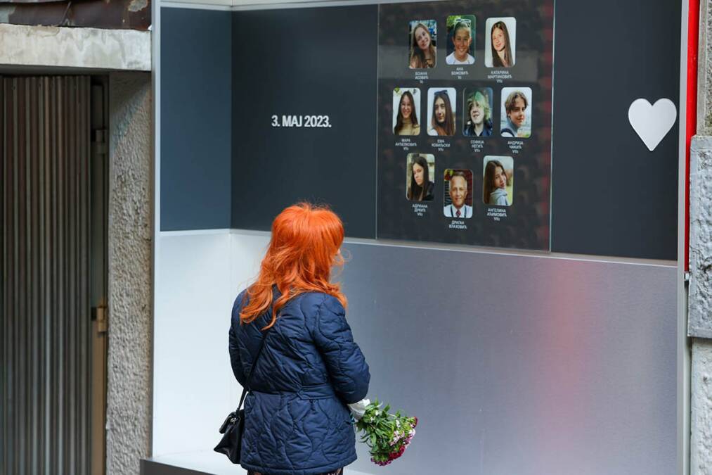 Tri godine tuge: Porodice ubijenih u OŠ „Vladislav Ribnikar“ odale počast u vreme zločina, reka ljudi ispred škole