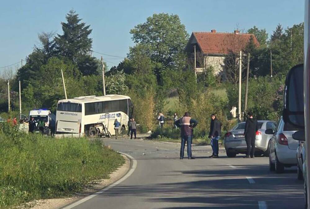 Prva fotografija nesreće kod Sopota: Autobus završio u šipražiju, ostao bez točka, najgore prošla devojka od 20 godina