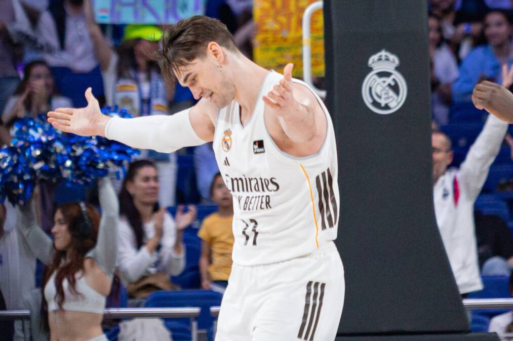Mario Hezonja dobio opkladu: Pogodio trojku sa pola terena, pa pokazivao „pare“
