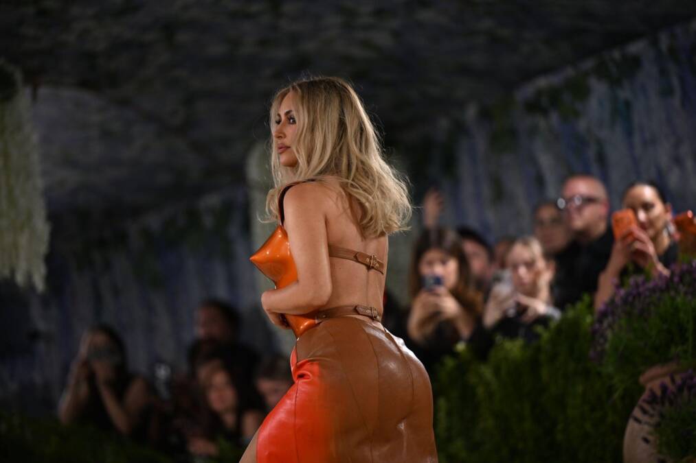 Kim na Met Gali kao plastična lutka iz izloga: Svi čekali njen „look“, ona servirala bradavice i „kineske“ čarape (Foto)