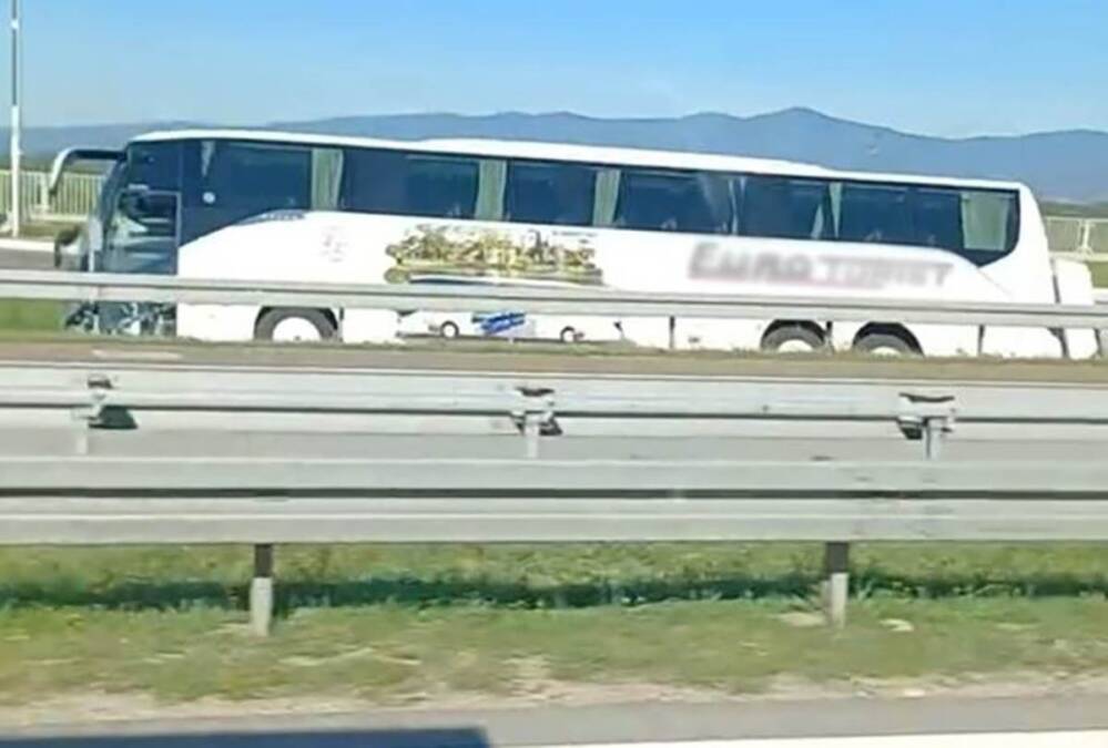 Autobus pun putnika sleteo sa puta, pričinjena ogromna šteta: Jezive scene kod Ćićevca (Video)