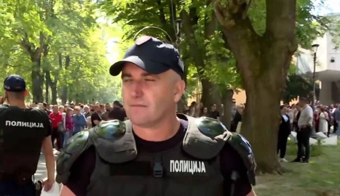 Konstitutivna sednica u Kuli: Dve grupe građana ispred zgrade opštine, prisutna i policija