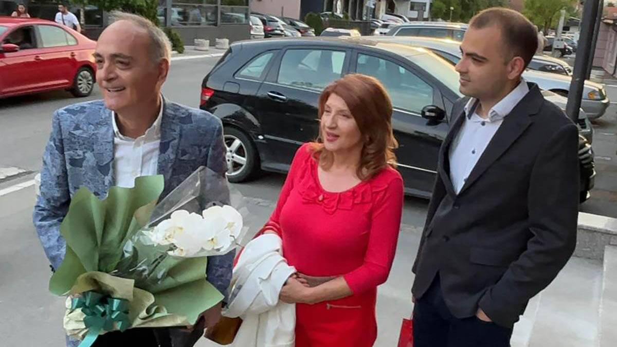 Stigli kumovi Biljana Jevtić i Aca Ilić sa sinom: Par krstio Kodićevu ćerku, sad spremni da zapevaju