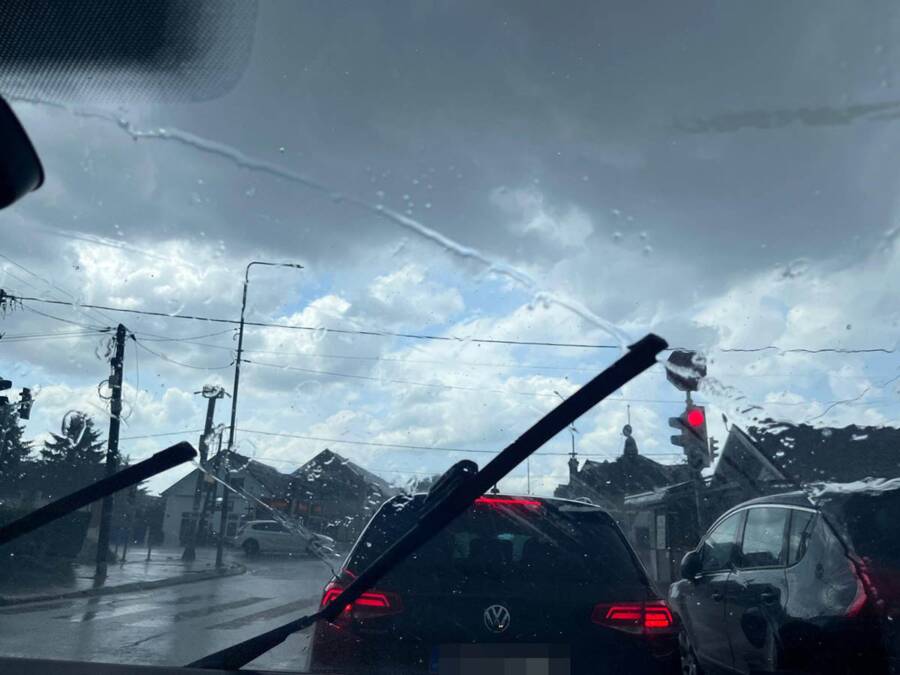Oluja paralisala auto-put Niš-Aleksinac: Vozači bežali u zaustavnu traku zbog jakog grada i pljuskova (Video)