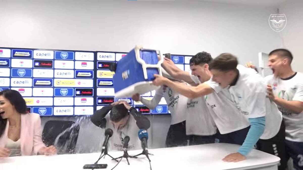 Fudbaleri upali na konferenciju, okupali trenera i lepu novinarku: Ovako se u Pančevu slavi Evropa