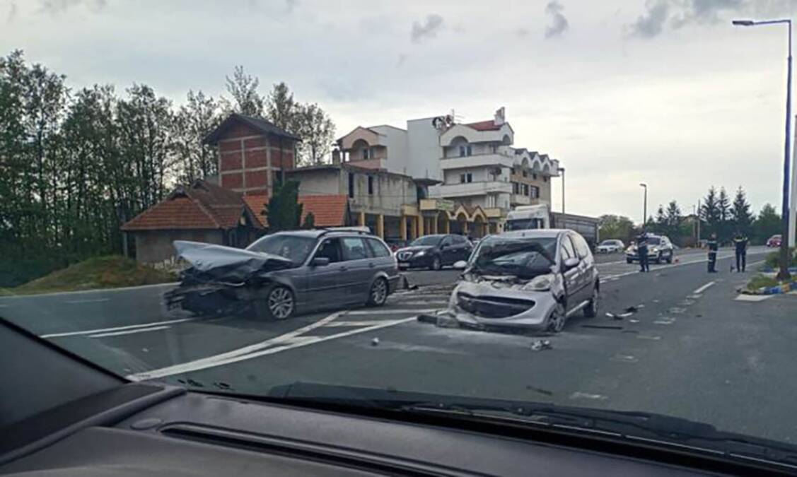 Strašna nesreća kod Užica: Osoba bez svesti prevezena u bolnicu, vozila uništena (Foto)