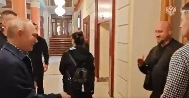 (Video) Putin snimljen u nesvakidašnjoj situaciji: Otkriveno ko je misteriozni čovek sa kojim se rukovao