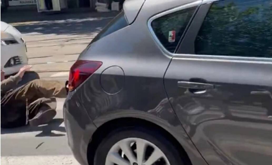 Automobil oborio muškarca tokom blokade raskrsnice kod Pravnog fakulteta