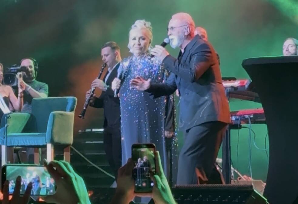 "Pružila mi je ruku kad niko nije": Dino Merlin kraj Vesne Zmijanac, izveli najveći hit, gori arena (Video)