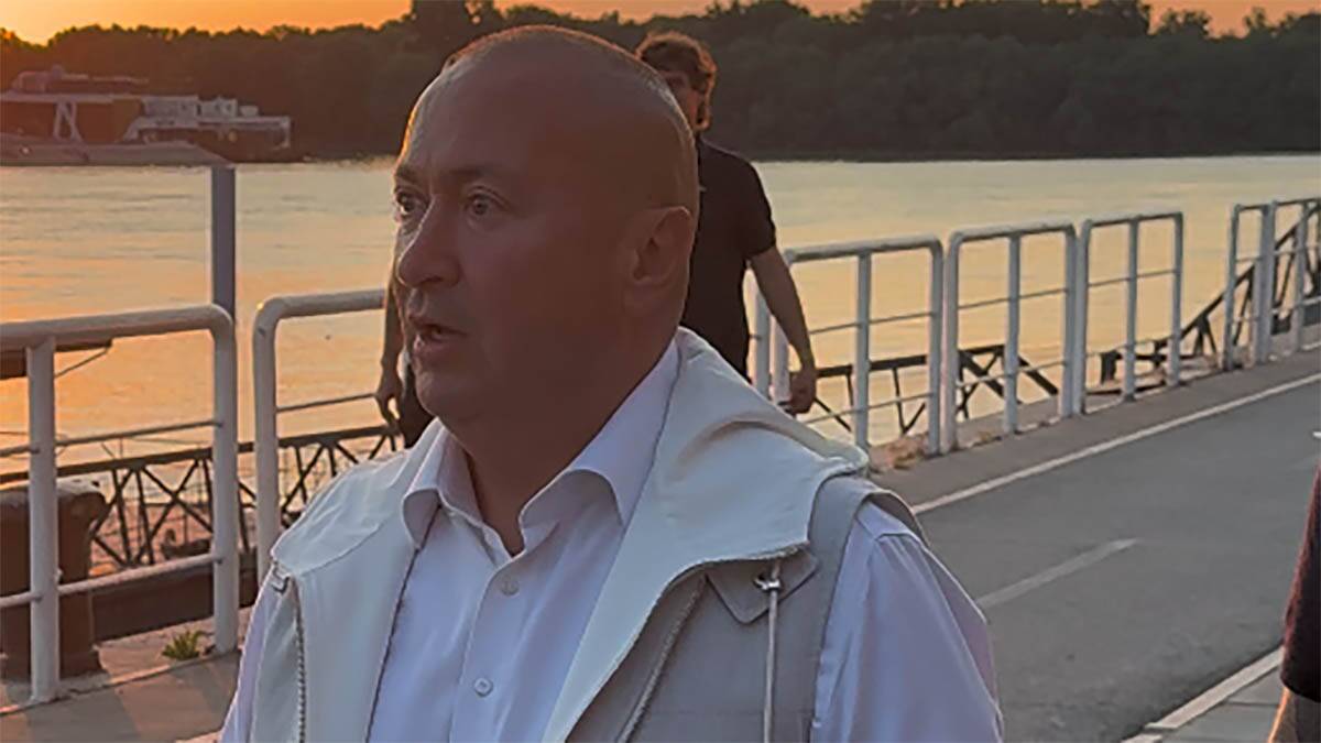 Đani prvi put u javnosti nakon što ga je gost na svadbi ugrizao za stomak: Uprkos povredi stigao na proslavu