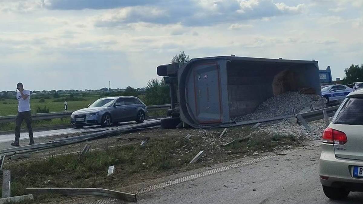 Prevrnuo se kamion kod Surčina: Stvaraju se velike gužve prema Ostružničkom mostu