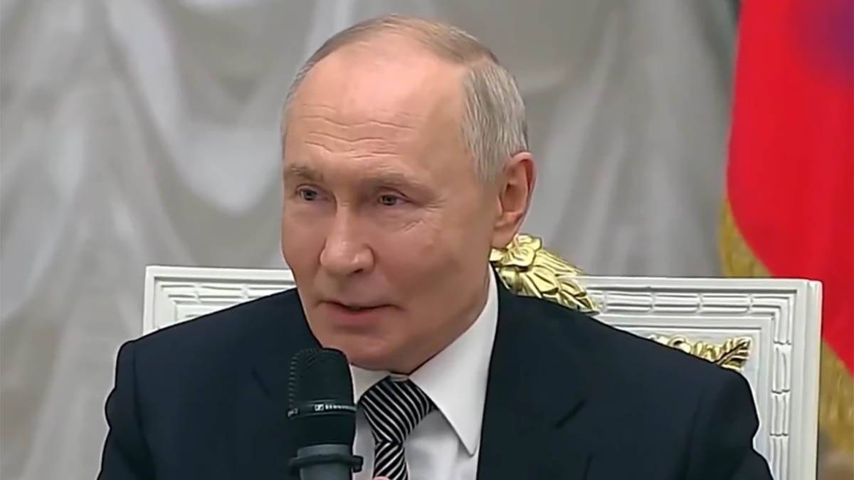 Ceo svet se smeje Putinu, ne može reč da izgovori: Kremlj odmah obrisao snimak, Zelenski ga isprozivao (Video)
