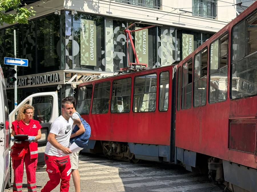 Prve fotografije i snimci haosa na Dorćolu: Tramvaj iskočio iz šina i uleteo u zgradu (Foto, video)
