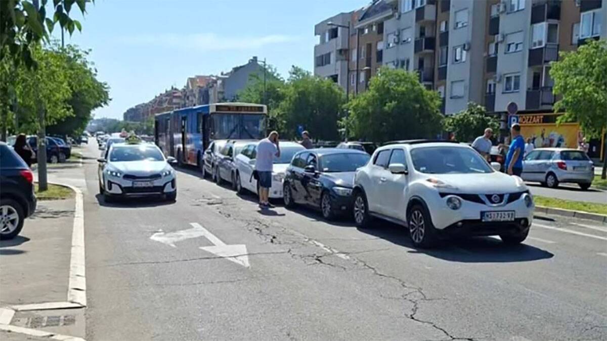 Lančani sudar u Novom Sadu: Autobus udario vozila na semaforu, više osoba povređeno
