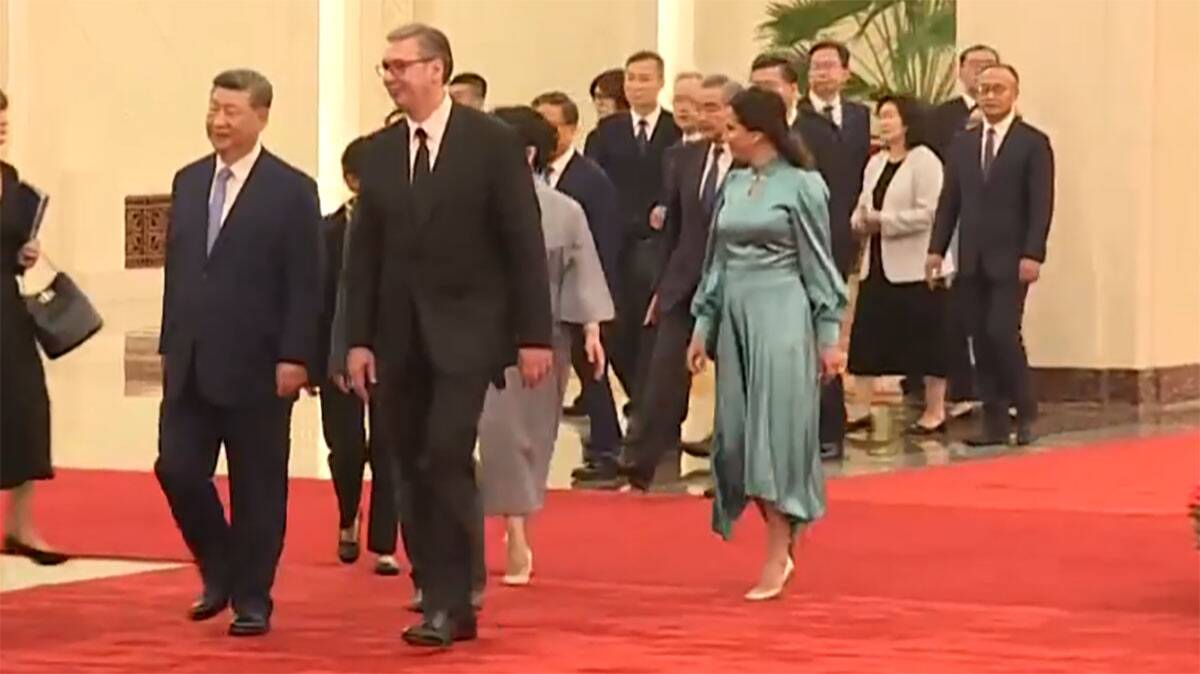 Tamara Vučić u centru pažnje u Pekingu: Pojavila se iza predsednika u satenu koji se presijava (Foto)