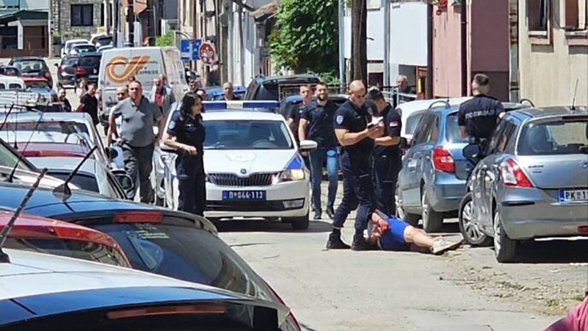 Uznemirujući snimak iz Prokuplja: Krvnička tuča i pucnjava usred bela dana, Jedan leži na asfaltu, drugi sedi na njemu