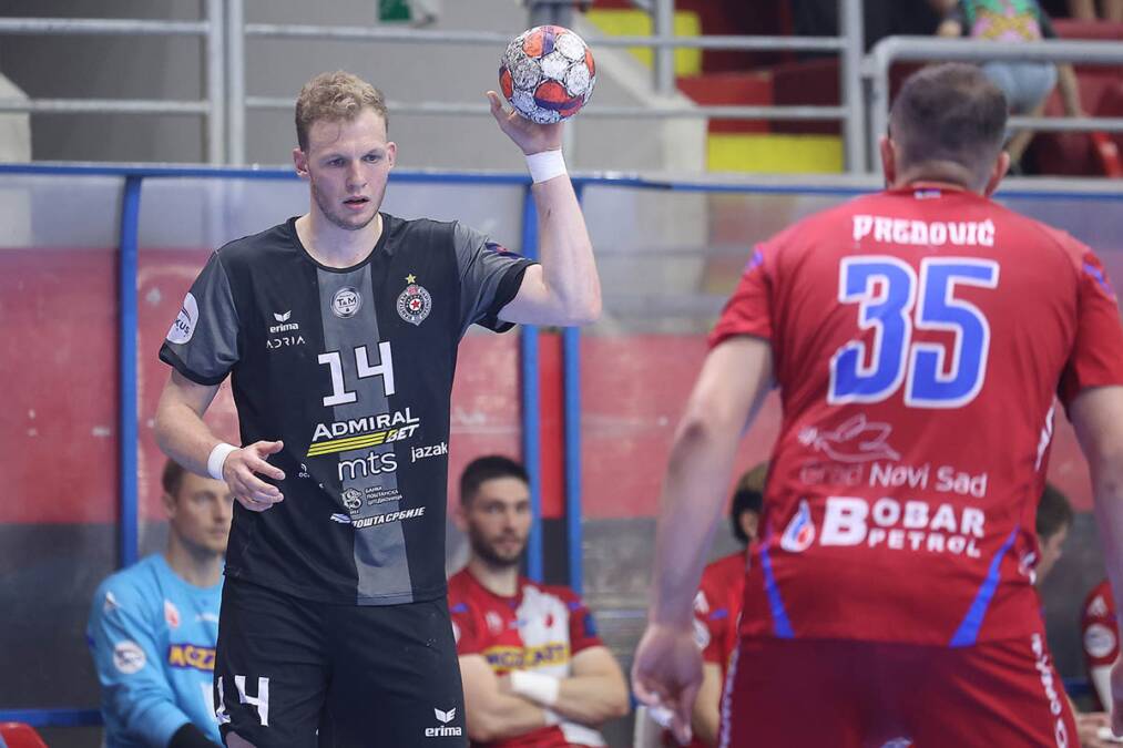 Grobari prekinuli finale u Novom Sadu: Bacali pirotehniku na teren, umalo povredili svoje igrače