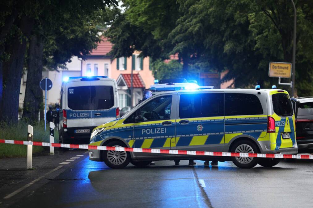 Ovo je otac iz Dortmunda koji je tri ćerke držao kao taoce: Državljanina Srbije izvode u majici i bermudama (Foto)