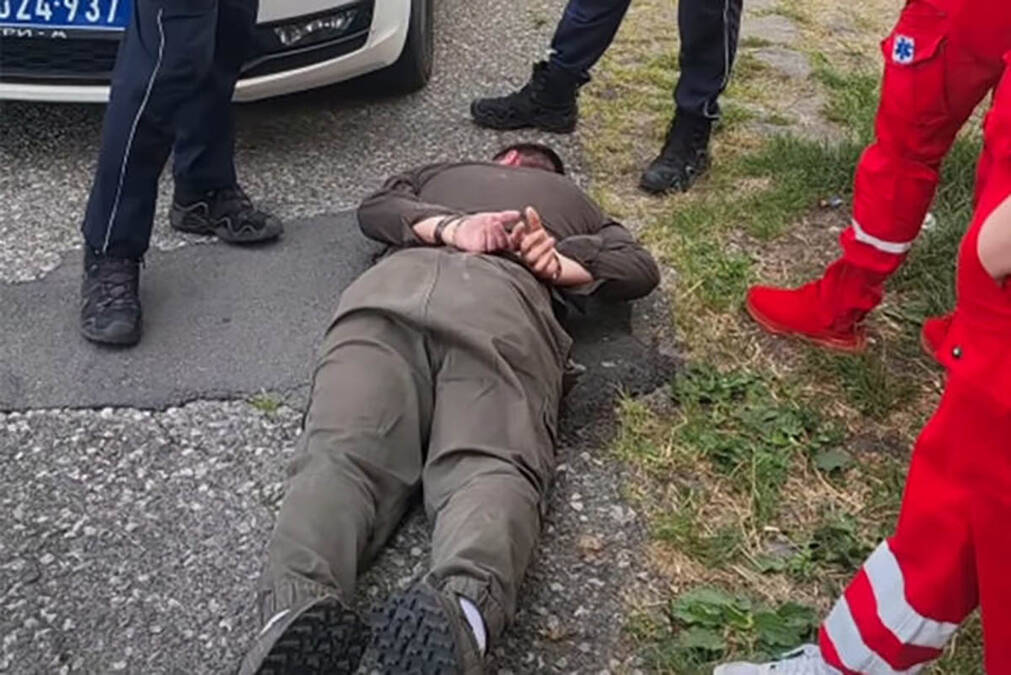 Pogledajte hapšenje osumnjičenog za ubistvo sekirom u Beogradu: Policija prikuplja dokaze (Video)