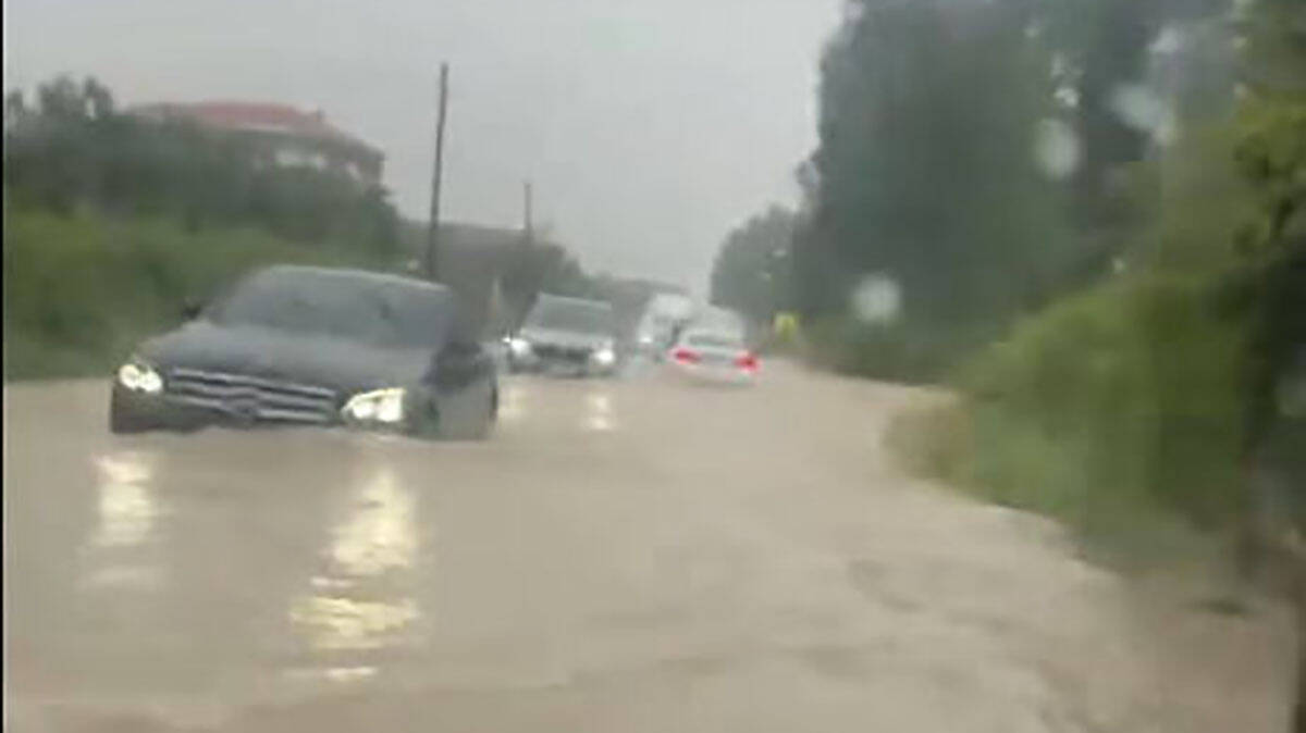 Komšije pod vodom, Split potopljen: Ulice pretvorene u reke, policija izdala hitno upozorenje (Video)