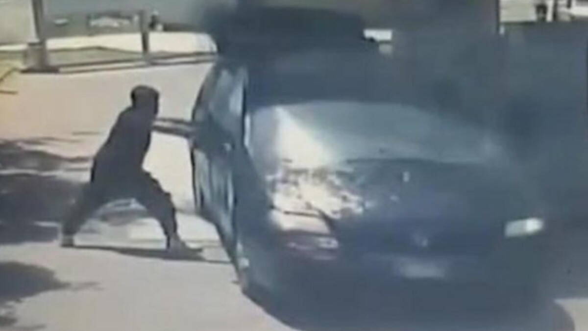Zaključali radnike u auto, pa ih žive zapalili: Kamere snimile horor na pumpi u Italiji