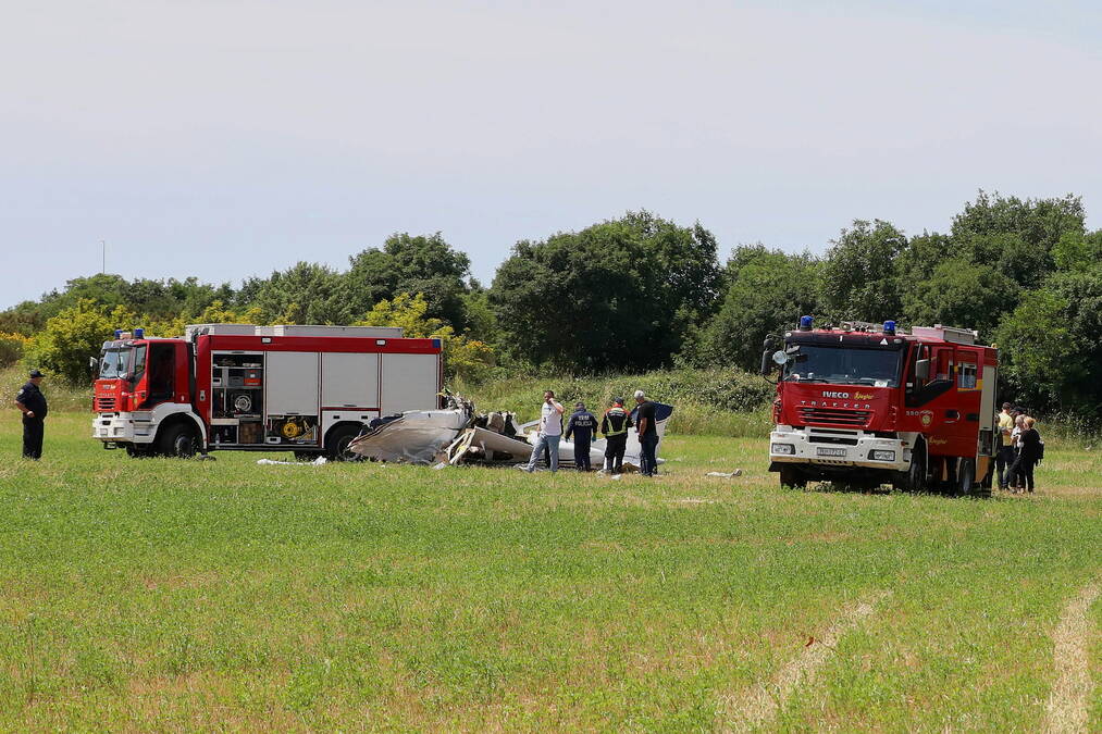 (Foto) Avion napravio spiralu, zabio se u zemlju i prepolovio: Stižu informacije o poginulima u nesreći u Hrvatskoj