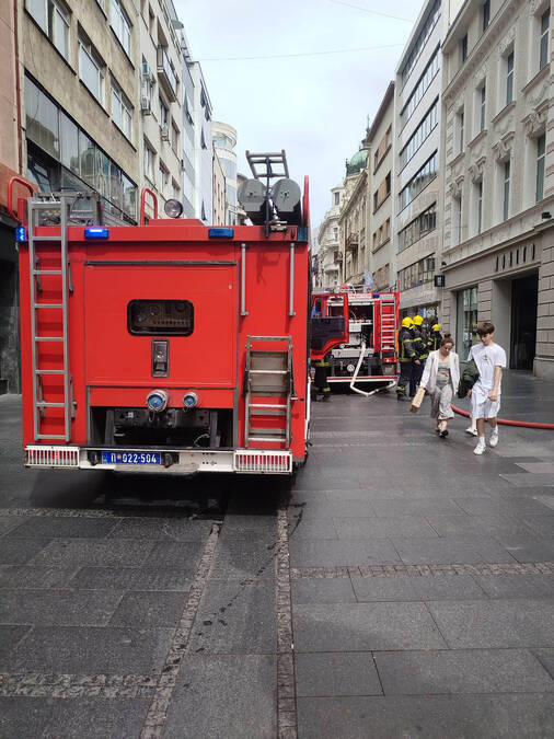 (Foto) Požar u hotelu u Knez Mihailovoj: Ljudi istrčali na ulicu, kašlju i guše se od dima