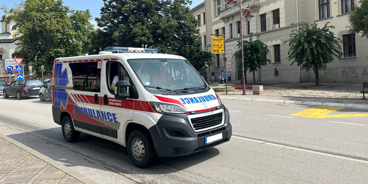 Strašna nesreća u Čačku: Vozilo Hitne pomoći udarilo ženu, završila u bolnici (Foto)