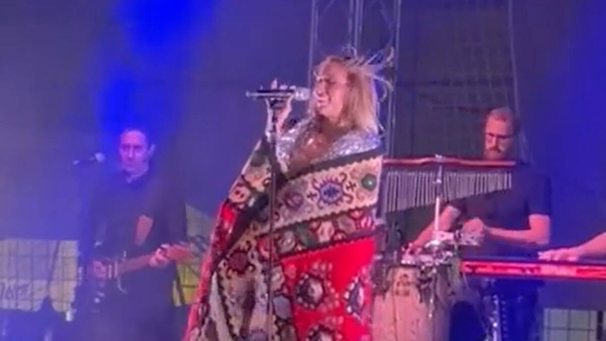 Teu Tairović ogrnuli ćilimom na koncertu: Ludnica u Pirotu, pevačica izazvala kolaps na ulicama (Video)