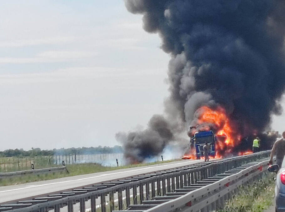 Drama na auto-putu kod Šimanovaca! Kamion se zapal
