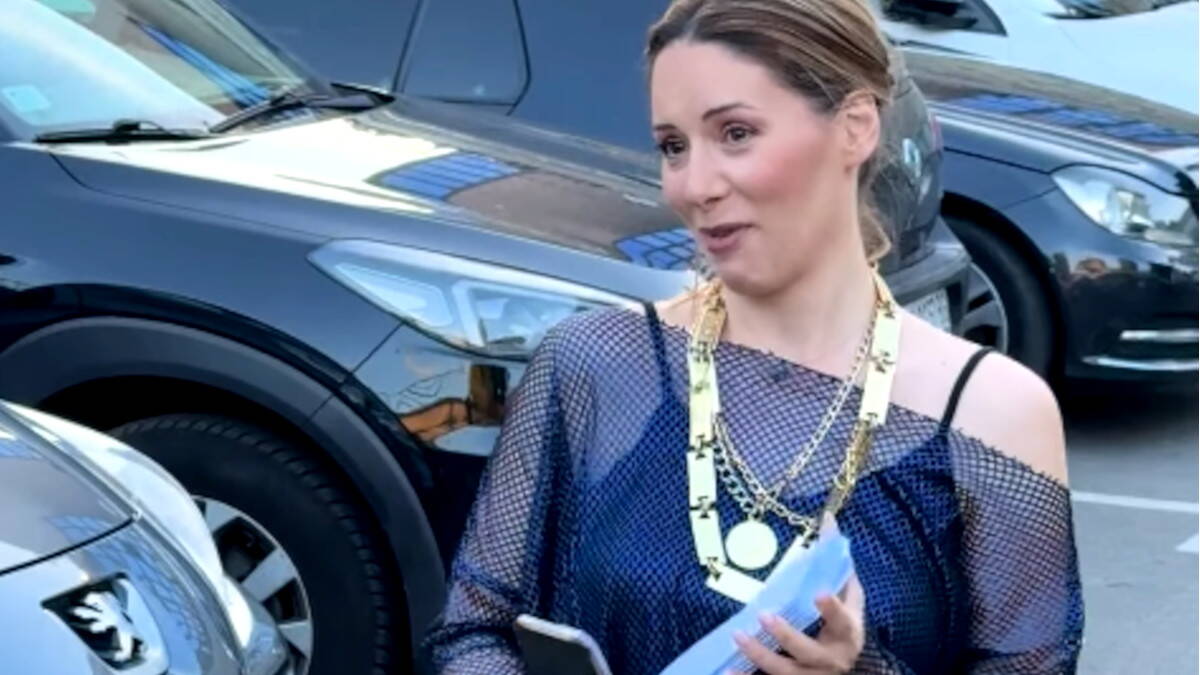 Kajle, telefon i gasiranje: Milica Kon u hit stajlingu stigla na koncert 90-ih na Tašmajdanu