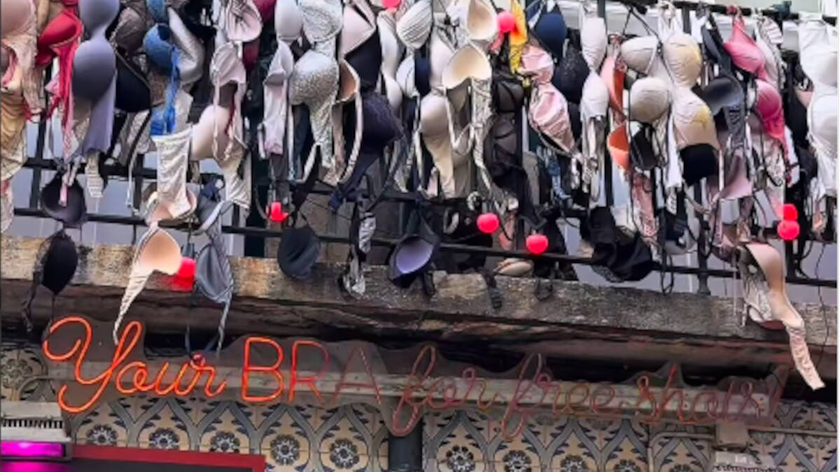 Kafić deli besplatna pića svim damama koje su spremne da skinu brus: Brushalteri vise sa plafona, ljudi u neverici