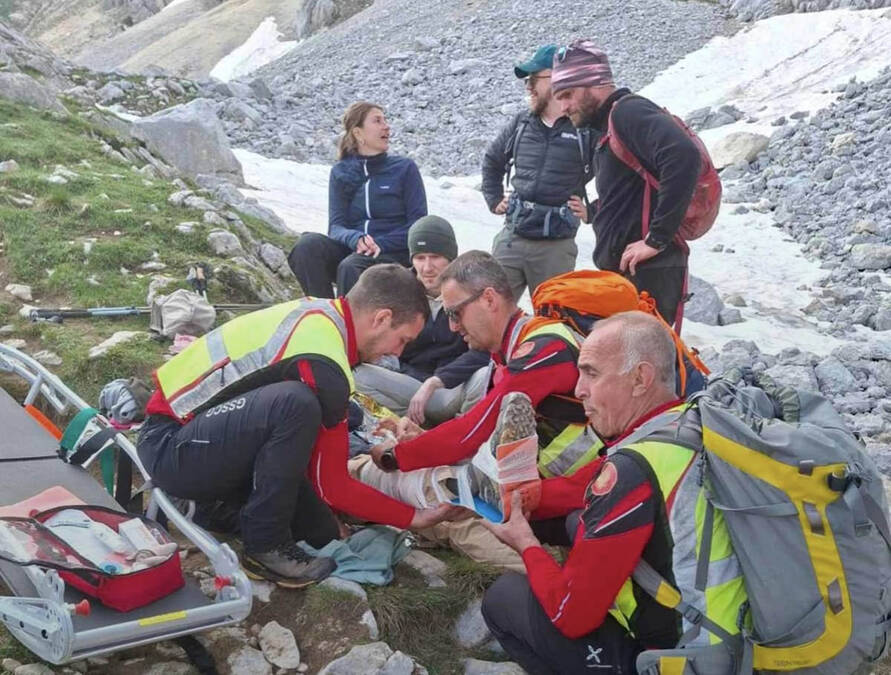 Povređen planinar na Durmitoru: Sa izolovanog terena izvlačili ga spasioci i helikopter (Foto)