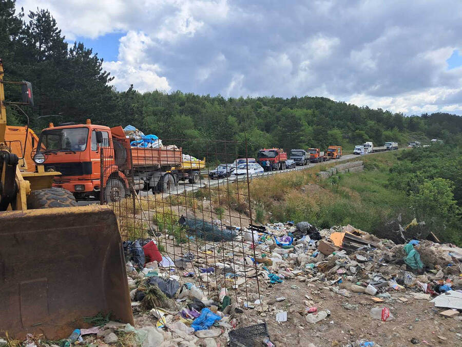 Ljudi se guše u smeću,  ekološka bomba samo što ne eksplodira: Jako teška situacija u srpskom gradu (Foto)