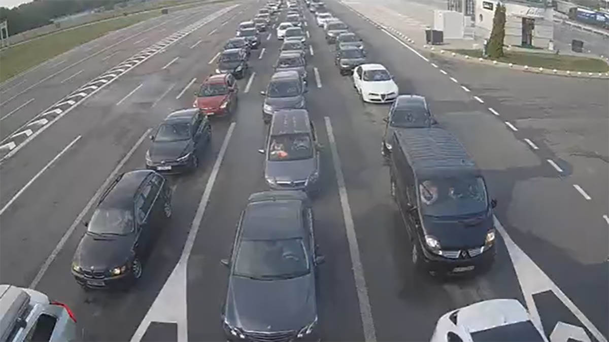 Kolaps na graničnom prelazu: Formirane kolone vozila zbog problema u funkcionisanju sistema