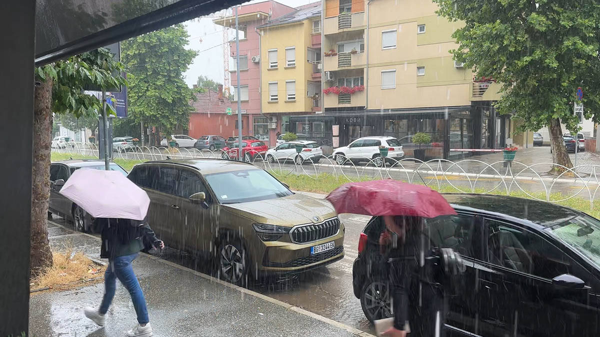 Nebo se otvorilo: Jako nevreme pogodilo dva grada u Srbiji, ulice potopljene 
