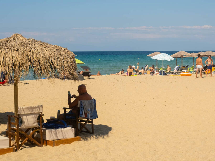 "Paradajz turisti" pali u zaborav: Kupači na ovoj plaži otišli korak dalje, uznemirujući snimak za ugostitelje