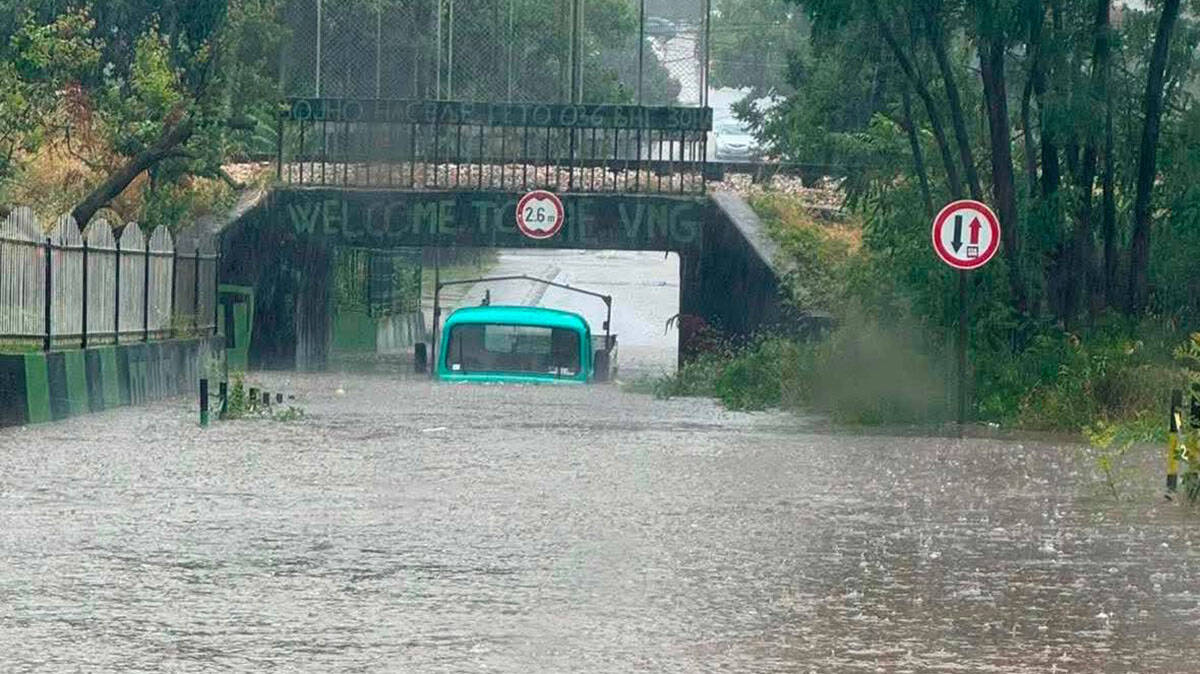 Obilna kiša paralisala Kraljevo: Ulice pretvorene u reke, saobraćaj u kolapsu