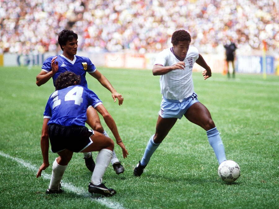 "Šta sam, crnac ili nešto slično?": Englezi gađali bananama Džona Barnsa, pa ga bez pasoša izveli pred Maradonu