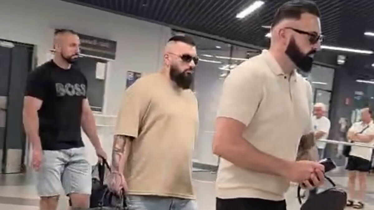 Usnimili smo Jalu Brata i Bubu Korelija na aerodromu u Beogradu: Oko njih brdo obezbeđenja, ovako su se ponašali