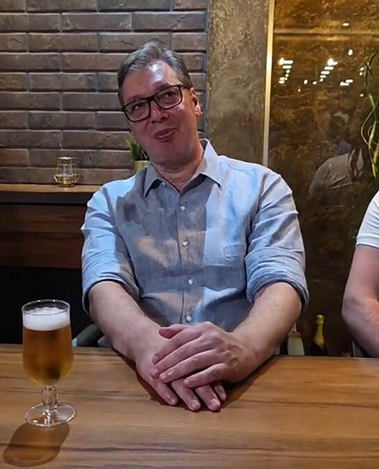 "Ovo ja plaćam!": Vučić poručio piće za sve, pa i sam uzeo pivo (Video)