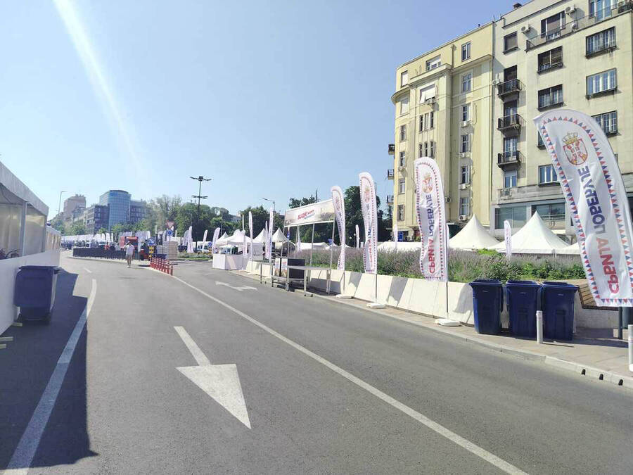 Skup SNS-a "Srbija jedna porodica" ispred Narodne Skupštine: Počeo program za najmlađe (Foto)