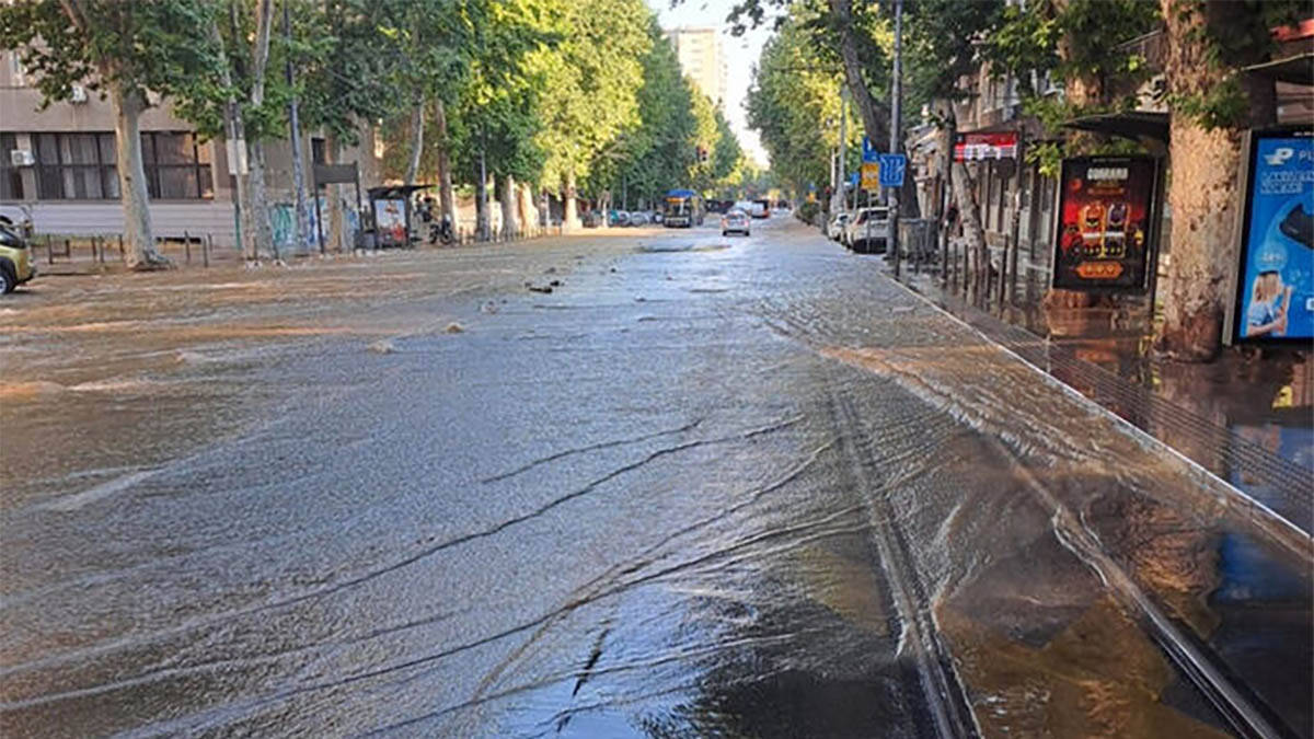 Pukla cev u centru Beograda: Voda preplavila ulicu, u dve opštine bez vodosnabdevanja