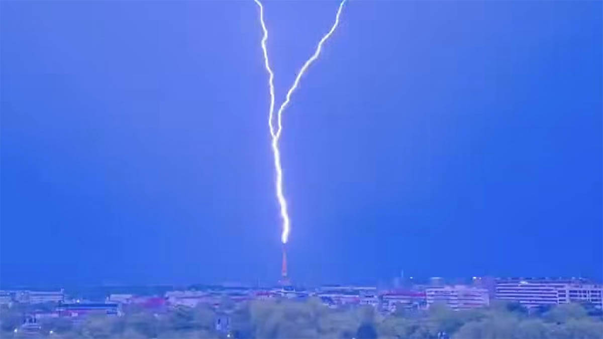Grom pogodio Ajfelov toranj u Parizu: Snažno nevreme pogodilo Pariz, vetar duvao preko 100 km/h (Video)