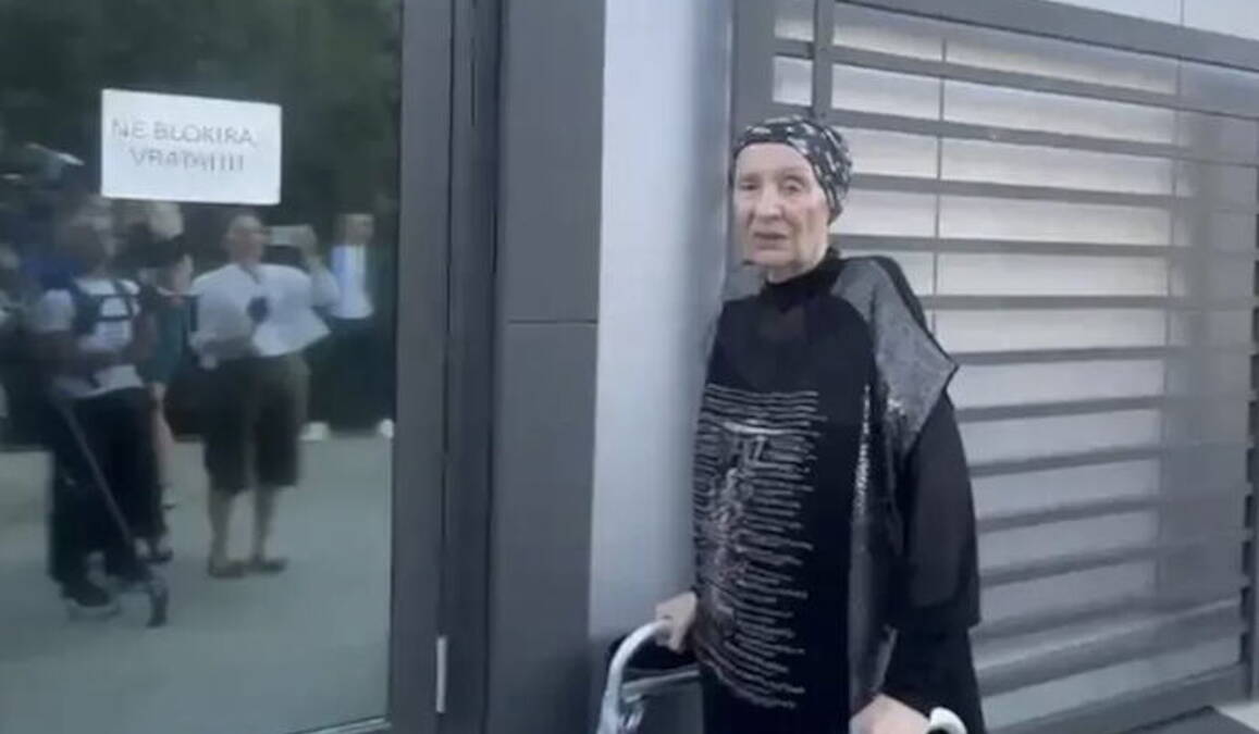 Lepa Lukić prvi put u javnosti nakon što je pala u prodavnici: Jedva se kreće, priznala da je sama skinula gips (Video)