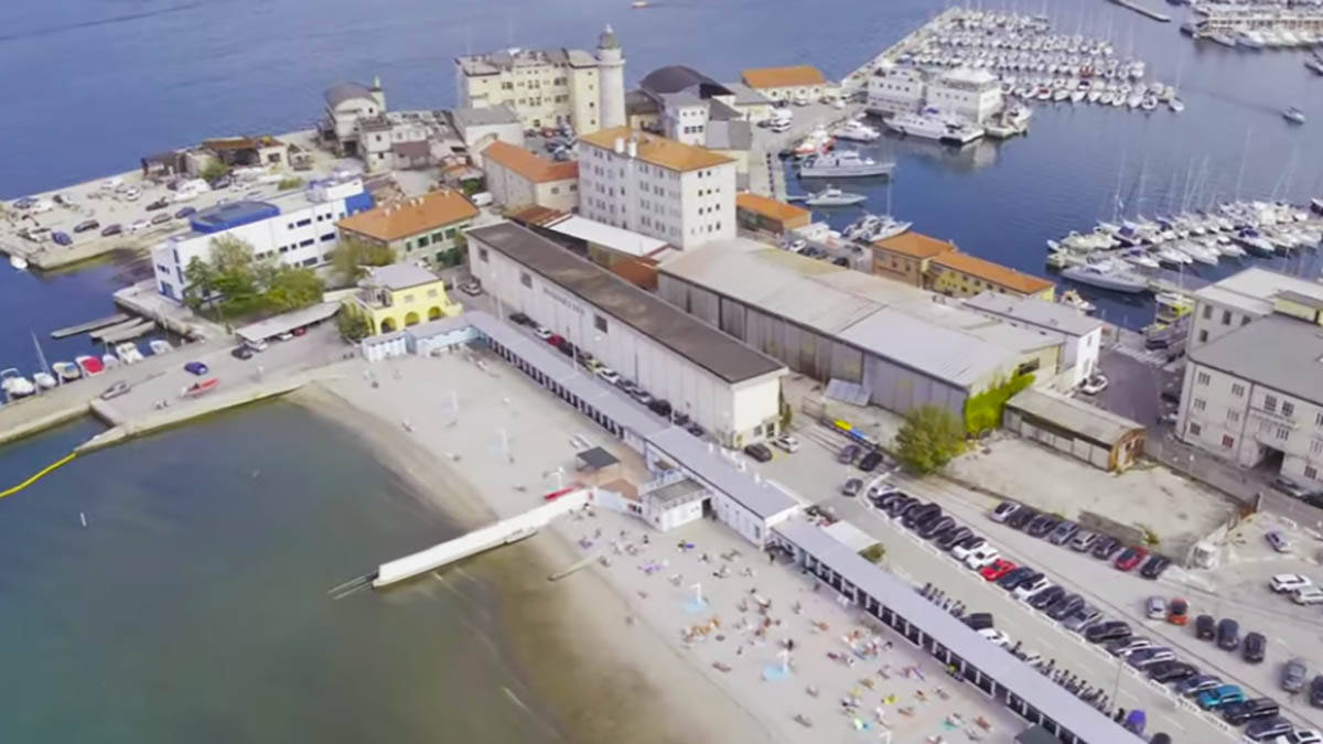 Plaža u Evropi izaziva žestoke rasprave: Žene i muškarce razdvaja zid visok 2,7 metra (Foto)