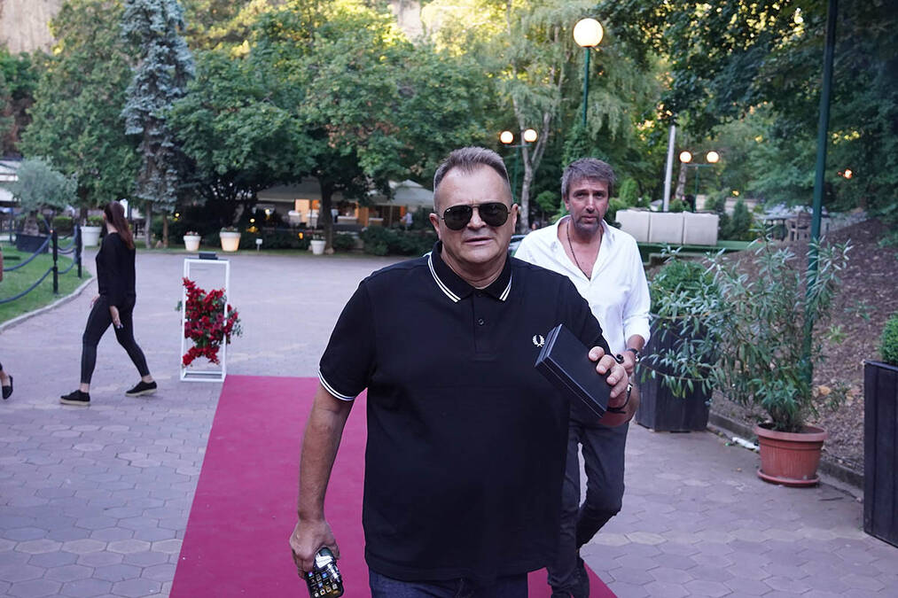 "Braji sam platila pesmu 5.500 evra, a on je prodao Radi": Pevačica tvrdi da ju je poznati kompozitor prevario